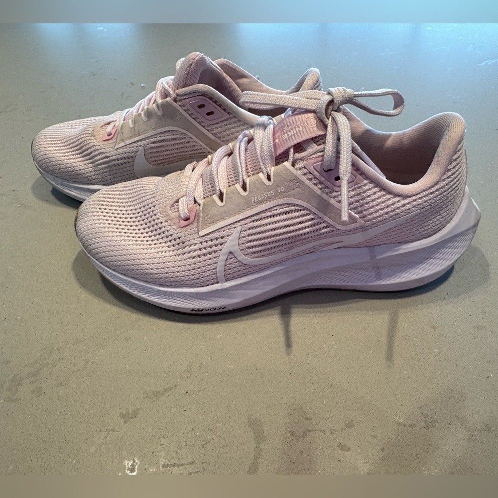 Nike Pegasus 40 light baby pink.